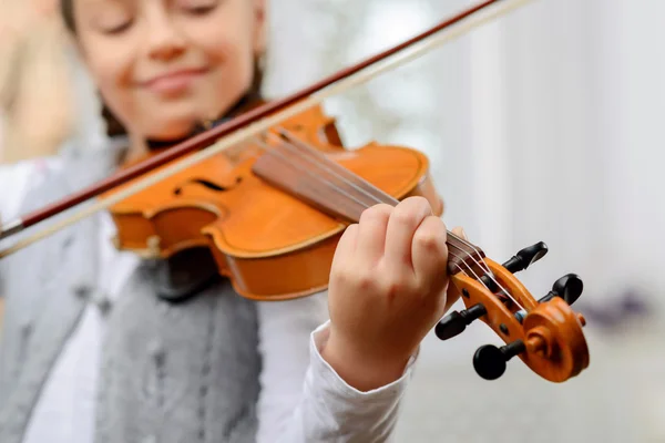 Pessoa tocando violino com alegria